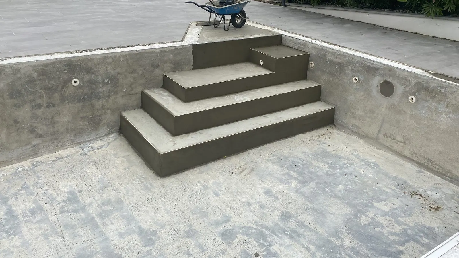 Bassin en rénovation avec nouvel escalier maçonné.